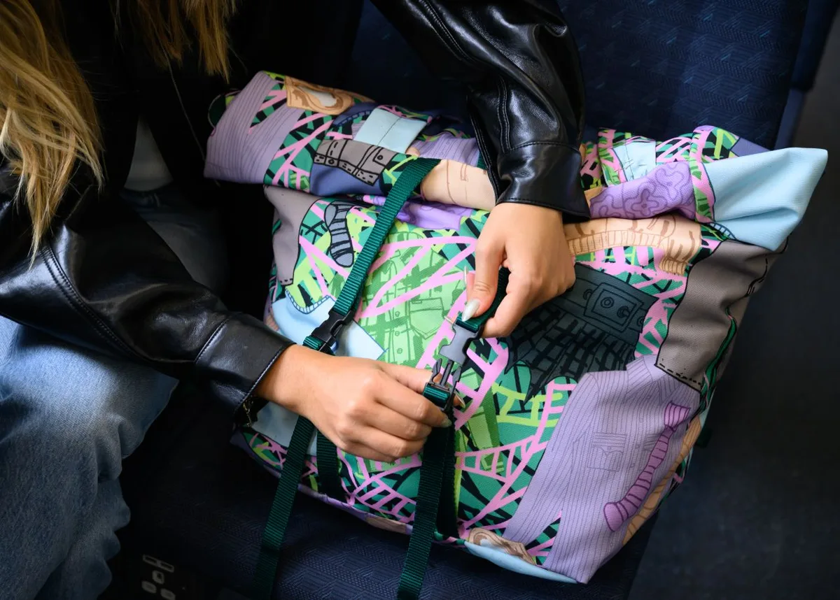 Close-up of the Trainline Re-Fresher Bag compression straps